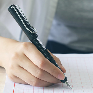 六品堂练字钢笔男女学生专用钢笔练字正品小学生钢笔笔尖钢笔书法钢笔成人商务办公儿童初学者墨水墨囊钢笔女 绿色 0.5mm （送24支墨囊）