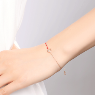 商品佐卡伊 18k玫瑰金钻石手链本命年生肖猪猪年红绳彩金镶钻手链 萌