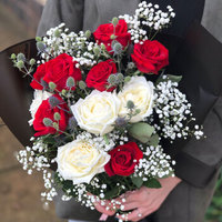 伊恩贝（Inbey）鲜花速递新鲜花束生日礼物表白求婚送女友老婆7朵红玫瑰+4朵白玫瑰+情人果1支+满天星2支