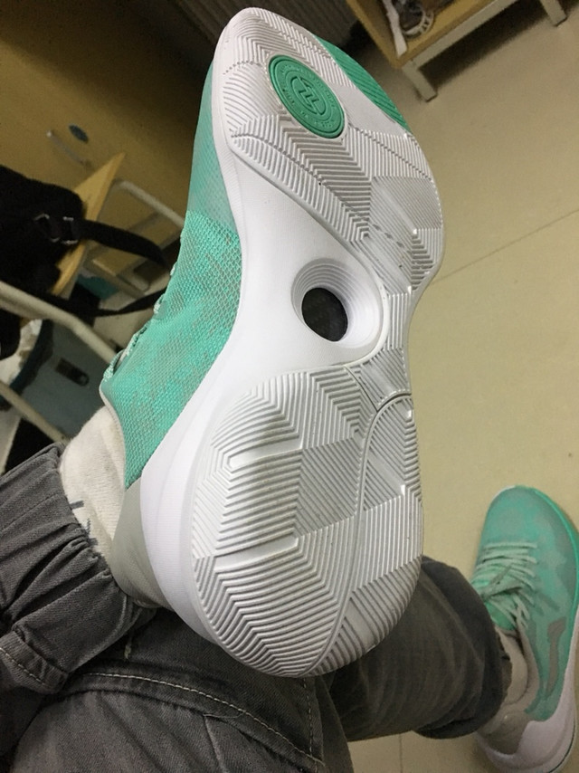 这双鞋太棒了,整体感觉性价比很高!鞋身包