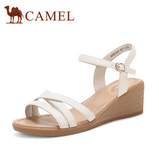 骆驼（CAMEL） 女士 简约柔软牛皮一字扣坡跟凉鞋 A02221638 米白 35