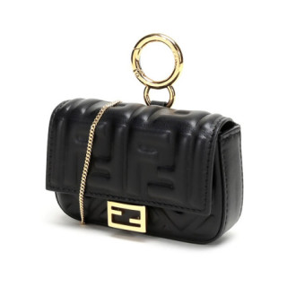 芬迪 FENDI 20ss春夏款 女士羊皮NANO BAGUETTE吊饰斜挎包零钱包黑色FF压花图案 7AR844 AAJD F0KUR