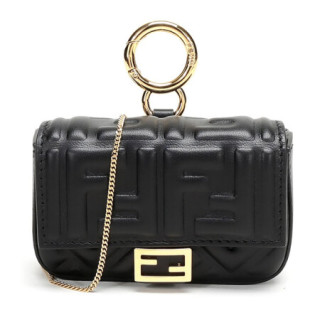 芬迪 FENDI 20ss春夏款 女士羊皮NANO BAGUETTE吊饰斜挎包零钱包黑色FF压花图案 7AR844 AAJD F0KUR