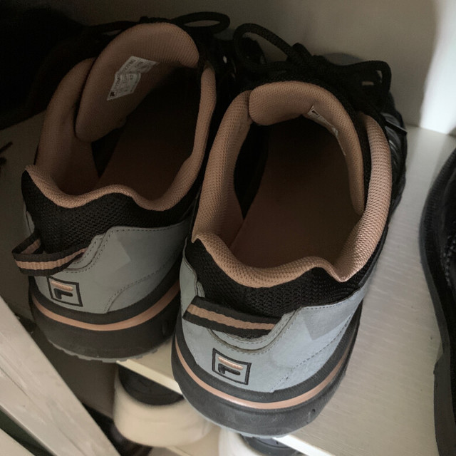鞋子很轻,软底,以为是常规硬底一点的老爹