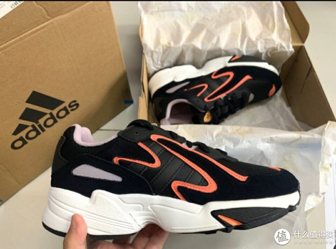 阿迪达斯休闲运动鞋