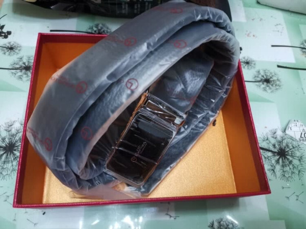 款式大方得体，简洁漂亮，皮带摸着质感好，