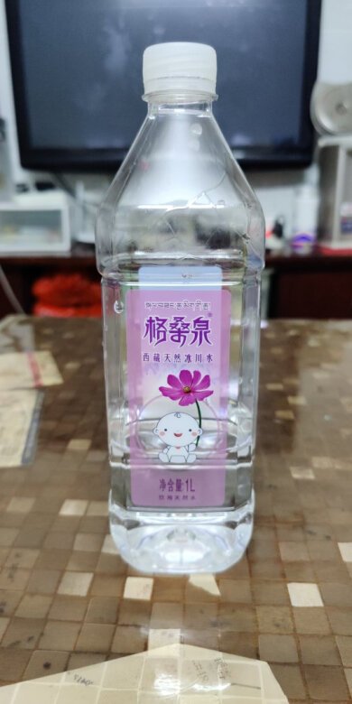 这款小朋友喝的水，当然大人喝也没问题，小