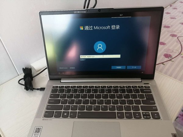 笔记本整体外观时尚潮流,轻薄小巧,方便携