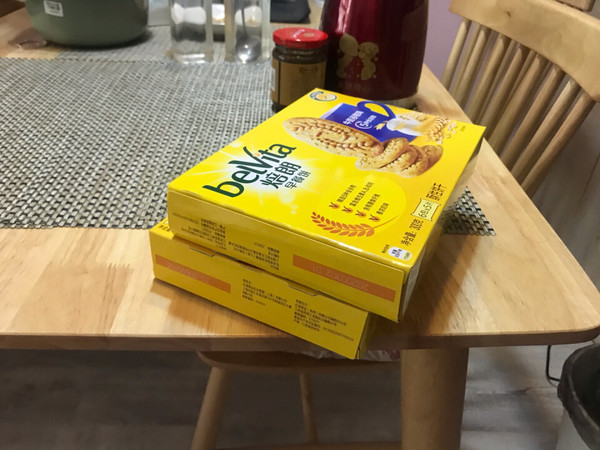 买了牛奶配这个饼干吃很不错哦，大家可以试