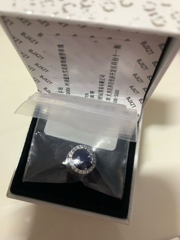 仔细看有点瑕疵,钻有点话,一般吧,款式是