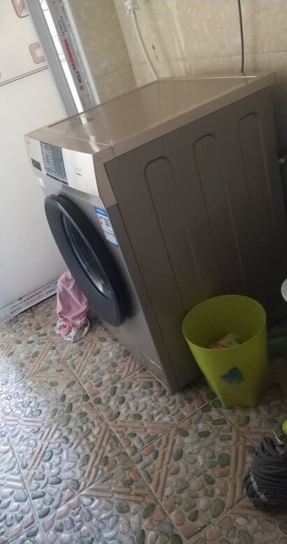 外形外观：很大气的金色，整体四方的，看着