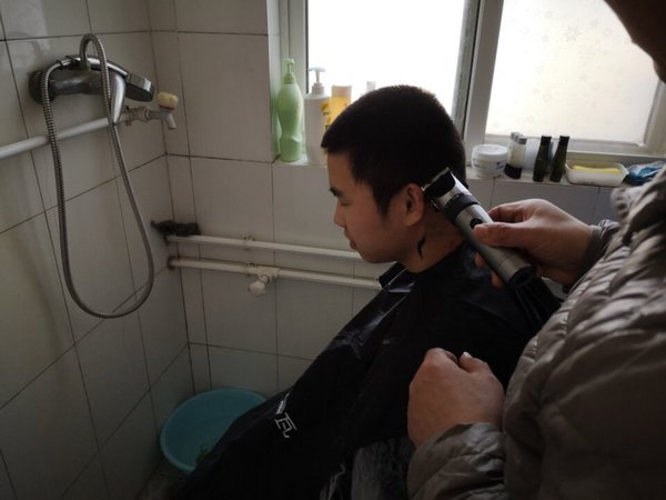 因为疫情的关系所以只能在家理发，看了很久
