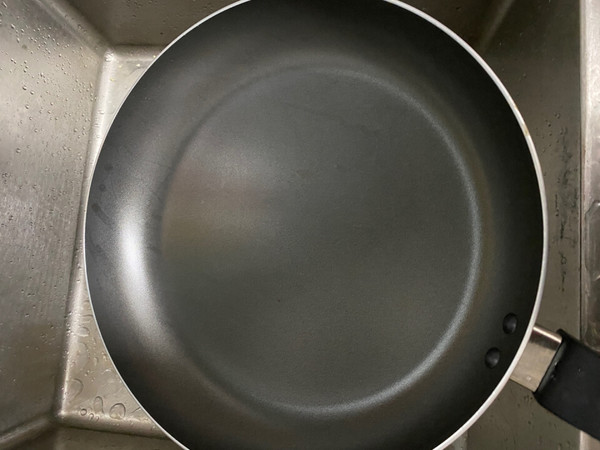 之前的锅也是爱仕达的，确实不粘，很好用。