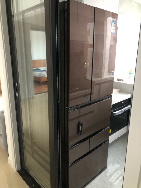 冰箱尺寸和预留宽度完美贴合。制冰功能刚好