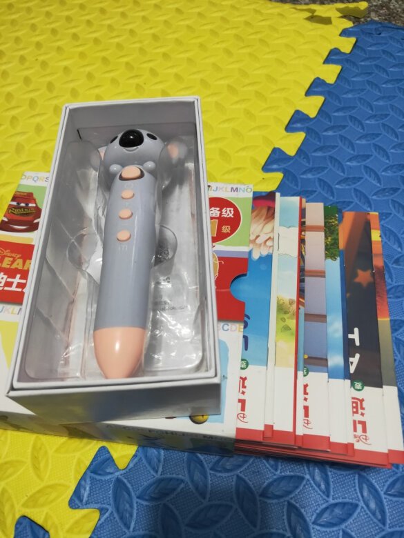 
书本质量很好，纸张很厚，书本大小适合小