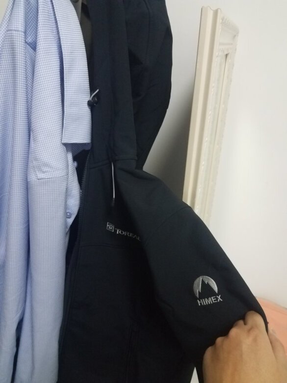 嗯，袖子挺长的，衣服不是很长，去年买过一