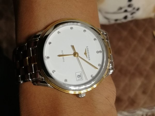 外形外观：很漂亮，货真价实，不错。表带材