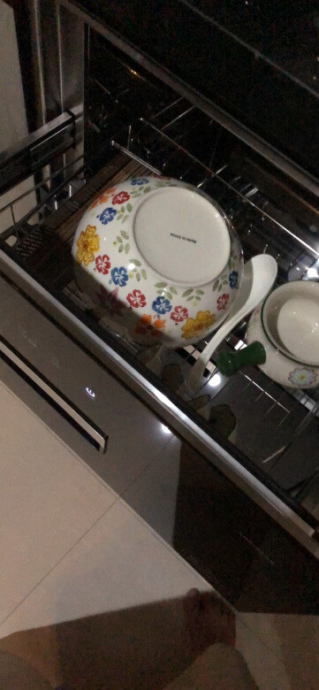 外形外观：黑色的玻璃面，很高档，看起来很