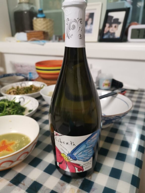 
这个酒甜甜的，气很足，味道像饮料，喝完