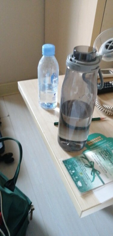 这个灰颜色的杯子显高档大气。