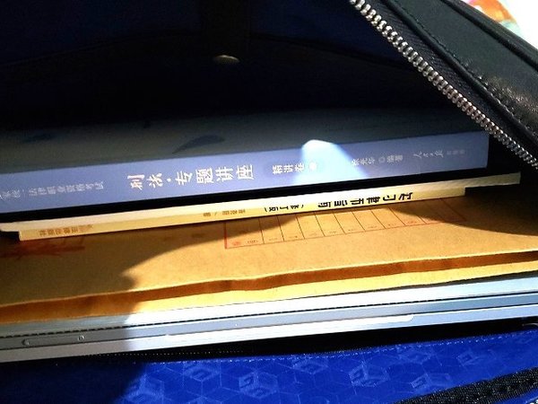 外观颜值:简约低调材质手感:层细腻,柔顺