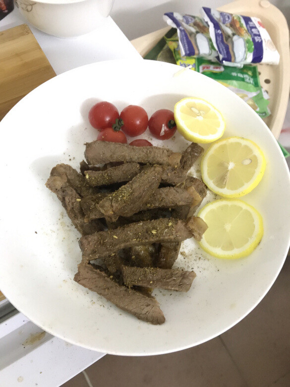 牛排的味道十分不错，稍微腌制了一下就下锅