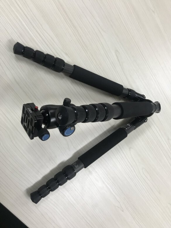 配合单反相机买的三角架,很轻便,使用一段