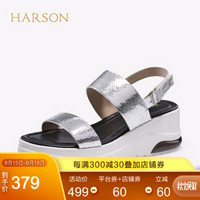 【商场同款】哈森 2020夏季新款牛皮革露趾凉鞋女 休闲一字带坡跟凉鞋 HM06629 银色 35