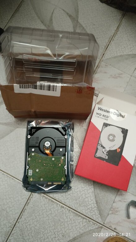 硬盘是好货,但竟然直接放在大一号的包装盒