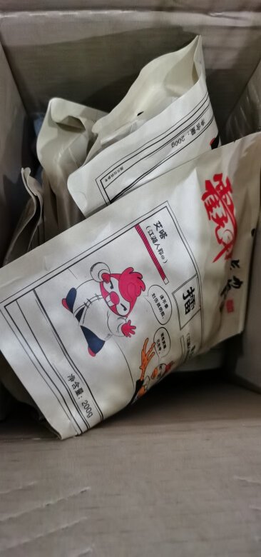 
鸡爪脱骨，辣度适中，老少咸宜，非常适合