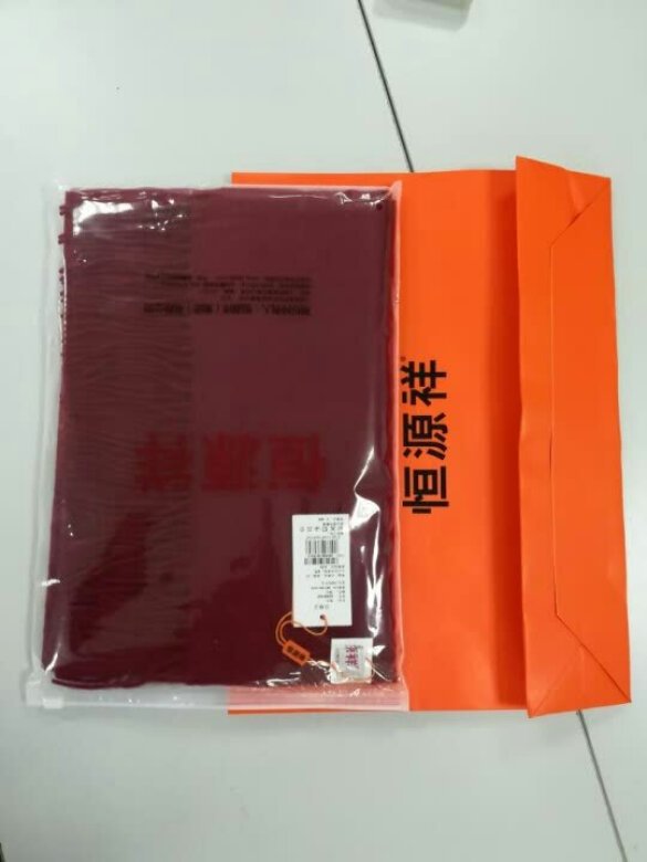 
围巾是纯羊毛的，面料舒适柔软，很细腻，