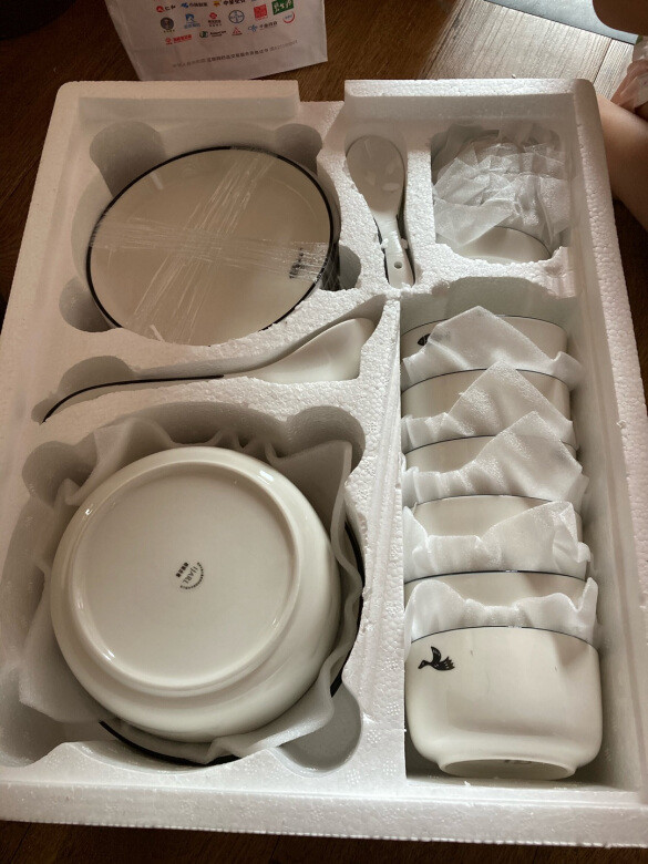 打开来看了下不错,包装也不错,碗特别厚实
