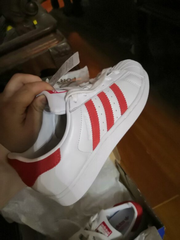 
鞋子尺码有点偏大，然后做工挺粗糙的，不