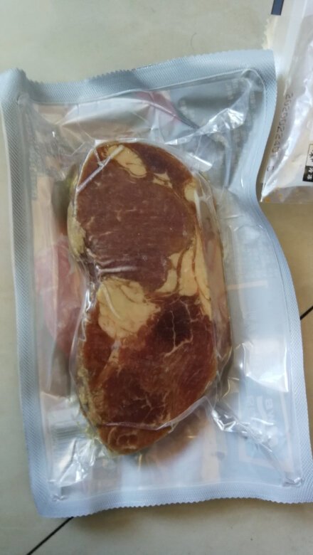 这块肥瘦相间，等烹调了再来评价