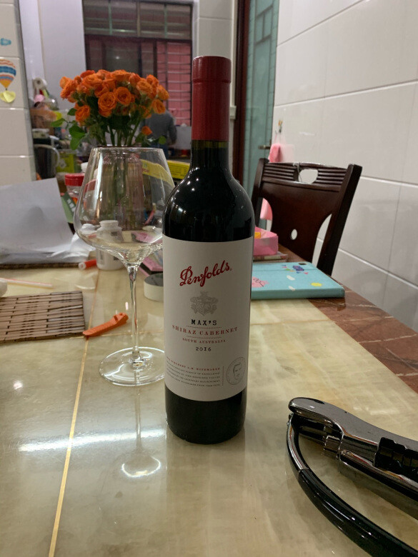 第一次买这个红酒,口感味道比想象中好。
