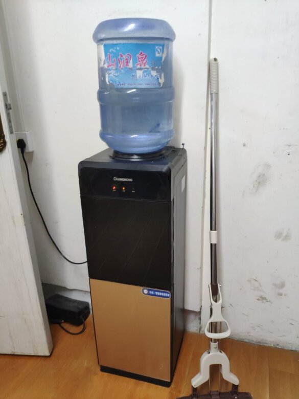 很不错的饮水机。声音小。加热快，还有儿童
