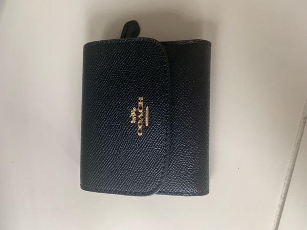 应该说是一个非常实用的小皮夹，先说缺点，