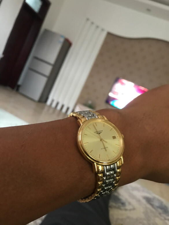 还好我的胳膊不怎么粗，表头属实有点小，款