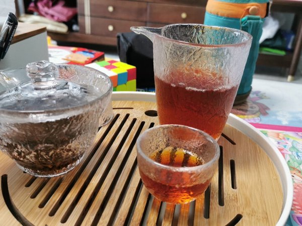 玻璃杯手感很不错,一个人使用刚刚好,冬天