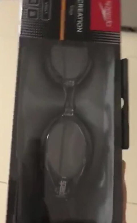 买的进口版，就是没有眼镜盒