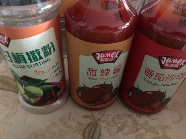 先开了一瓶番茄沙司来做披萨，味道很不错。