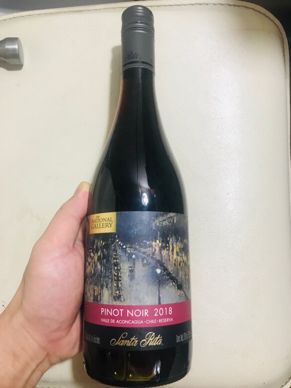 听说不错，买来试试，第一次喝黑皮诺的酒，