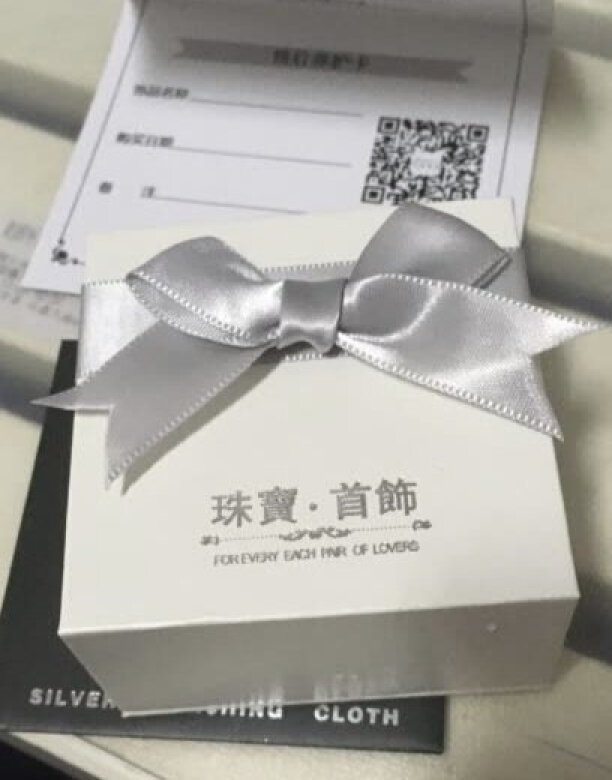 给老婆准备的圣诞礼物，样式精美，珍珠也比