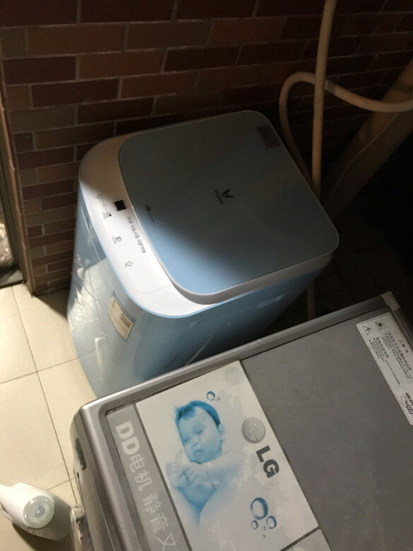 外形外观：大小适中，刚好跟家中的大洗衣机