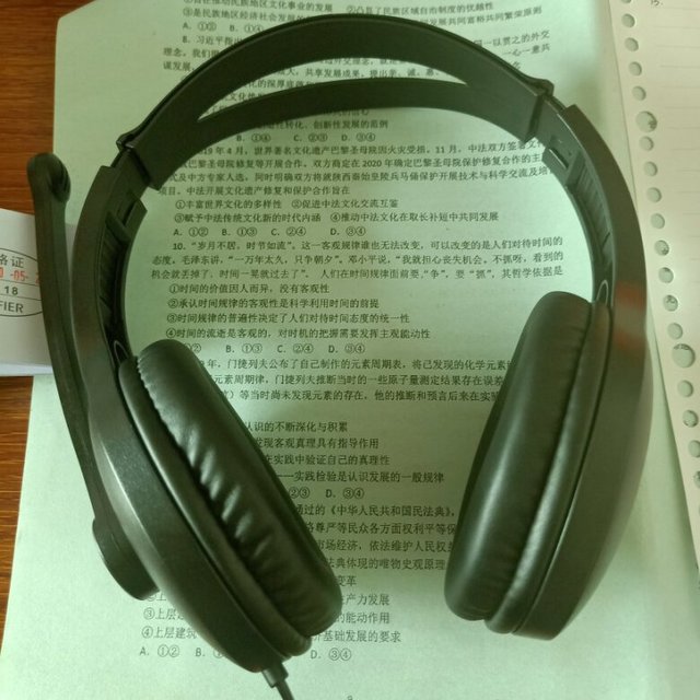 做工质感：耳罩那里的皮质很软很舒服音质音