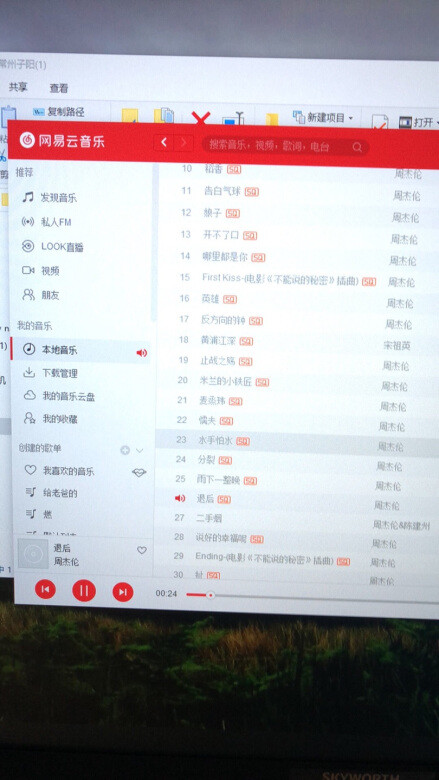 画面大，也很清晰，用来办公什么的都挺不错