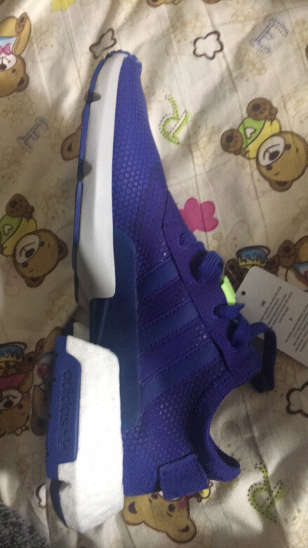 鞋子颜值爆棚，颜色光鲜亮丽，没穿过这种鞋