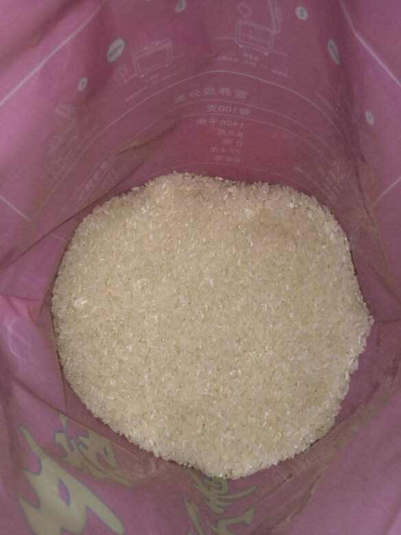 大米细长洁白，开袋清香。蒸熟后食之软糯香