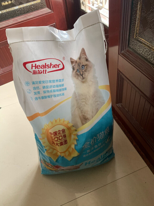 
买来喂给附近的小流浪猫们的，主要是看中