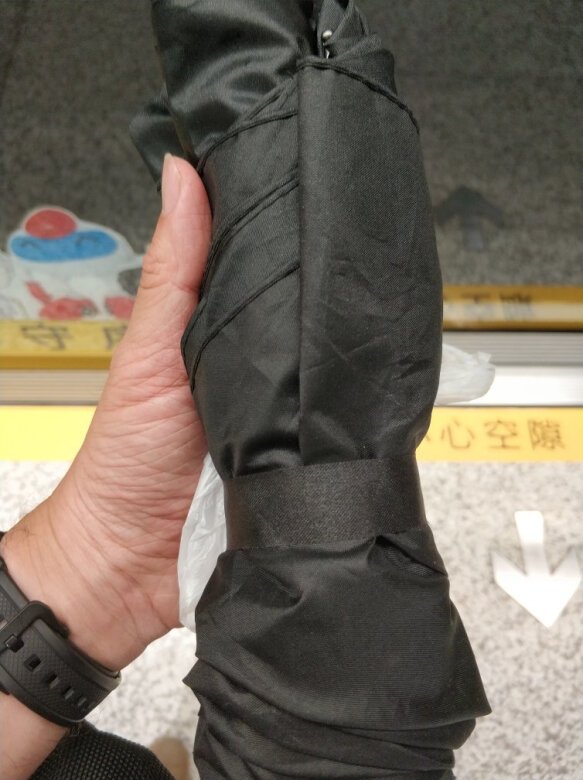 家里或者公司里还是应该常备着伞具，关键时